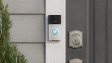 Suonate il campanello video (1a generazione) sulla porta d'ingresso di una casa moderna