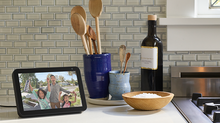 Amazon Echo Show auf der Küchenarbeitsplatte zeigt das Live-Video der Ring-Türklingel mit Gästen, die vor der Tür warten